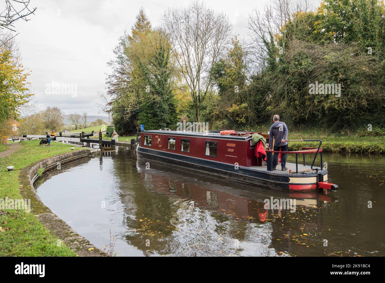 Die Familie nimmt ein „Silsden Boats“-Schmalboot durch die Schleusen unterhalb der Newton Bank auf dem Leeds & Liverpool-Kanal in Gargrave. (25.. Oktober 2022) Stockfoto