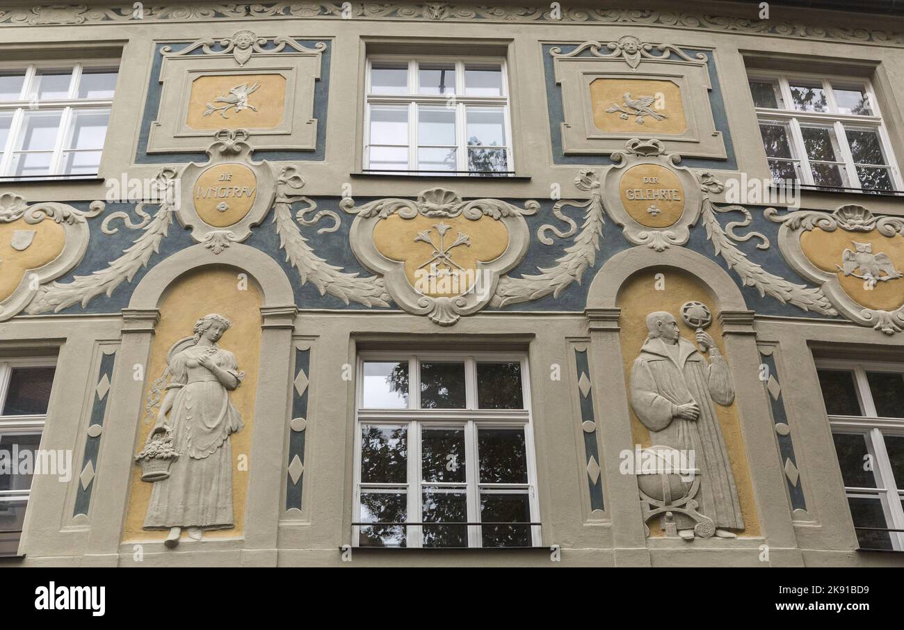 Dekorationen an den Fassaden in der Sendlinger Straße in München Stockfoto