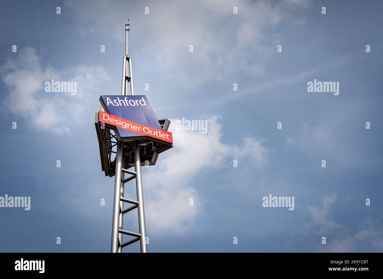 Ashford Outlet Center hohes Eingangsschild, Designer-Einkaufszentrum in Kent, England. Stockfoto