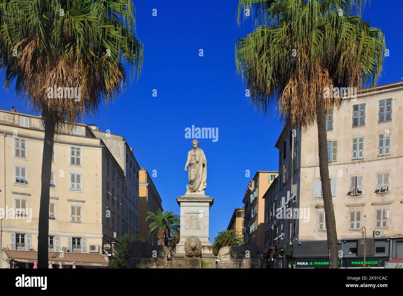 Denkmal für Napoleon Bonaparte, erster Konsul der Republik von 1799-1804, in römischer Toga gekleidet, in Ajacio (Corse-du-Sud), Frankreich Stockfoto