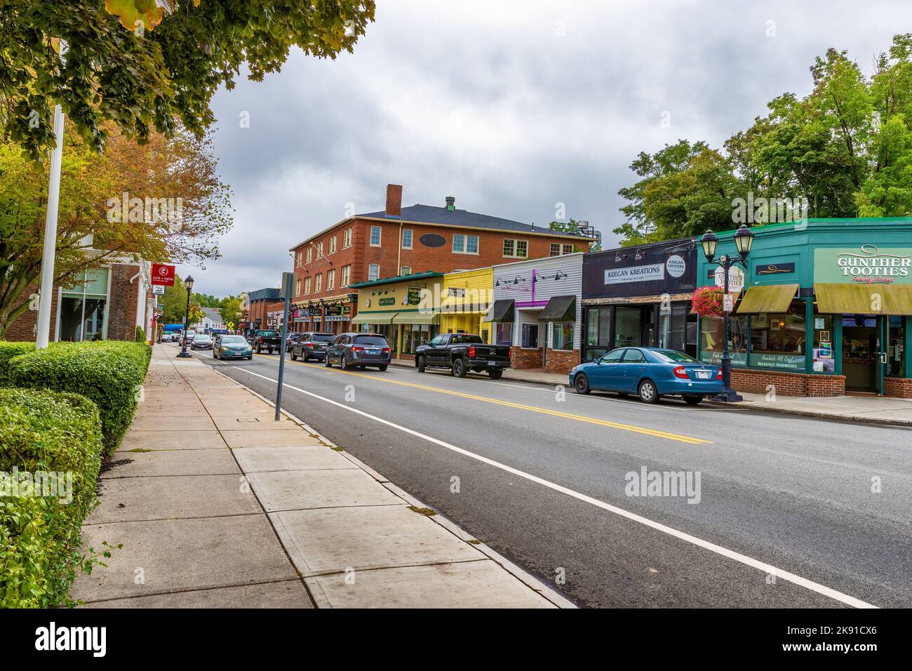 Plymouth, Massachusetts, USA - 12. September 2022: Innenstadt unter bewölktem Himmel. Stockfoto