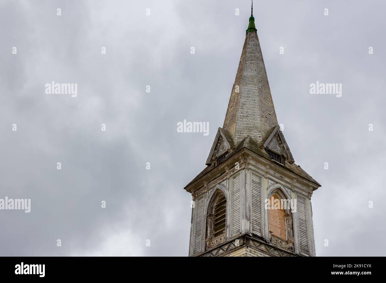 Plymouth, Massachusetts, USA - 12. September 2022: Die Spitze eines alten Kirchturms. Stockfoto
