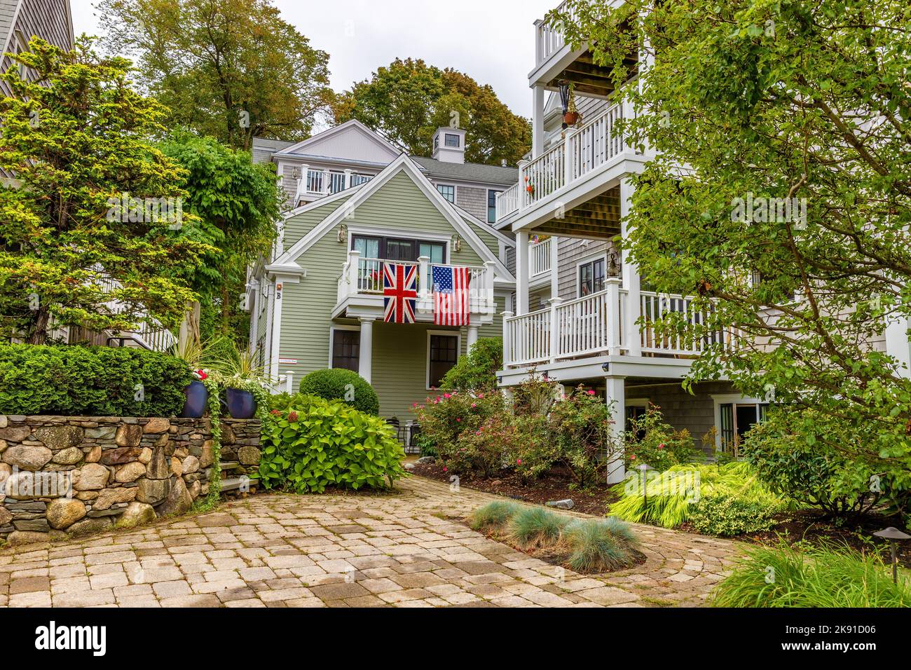 Plymouth, Massachusetts, USA - 12. September 2022: Ein Innenhof, in dem sowohl die amerikanische als auch die britische Flagge auf einem Balkon zu sehen sind. Stockfoto