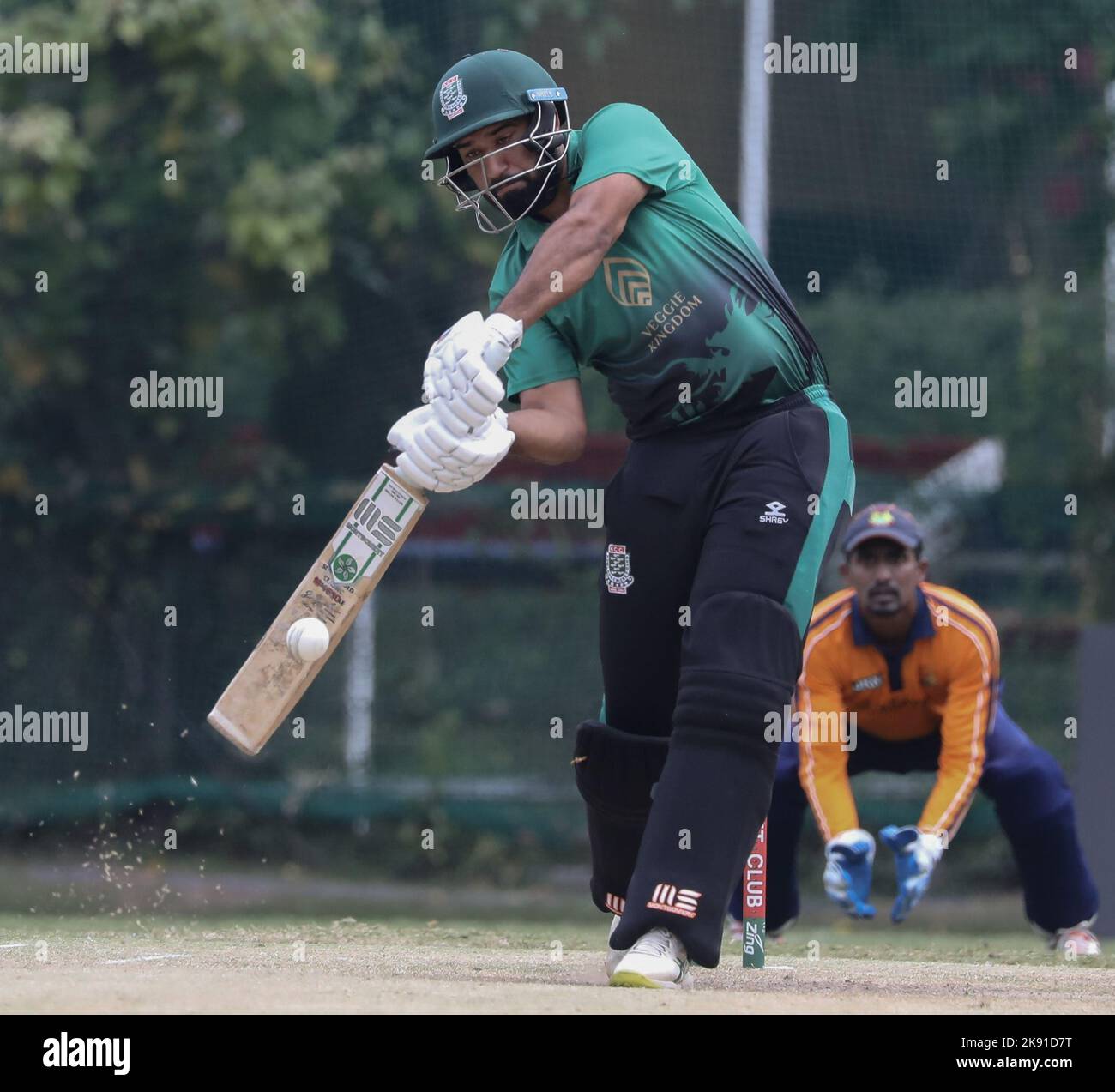 Babar Hayat vom Kowloon Cricket Club schlägt einen Ball bei einem Cricket-Spiel der Herren T20 gegen Diasqua Little Sai Wan CC DLIT in Jordanien. 23OCT22 SCMP/Xiaomei Chen Stockfoto