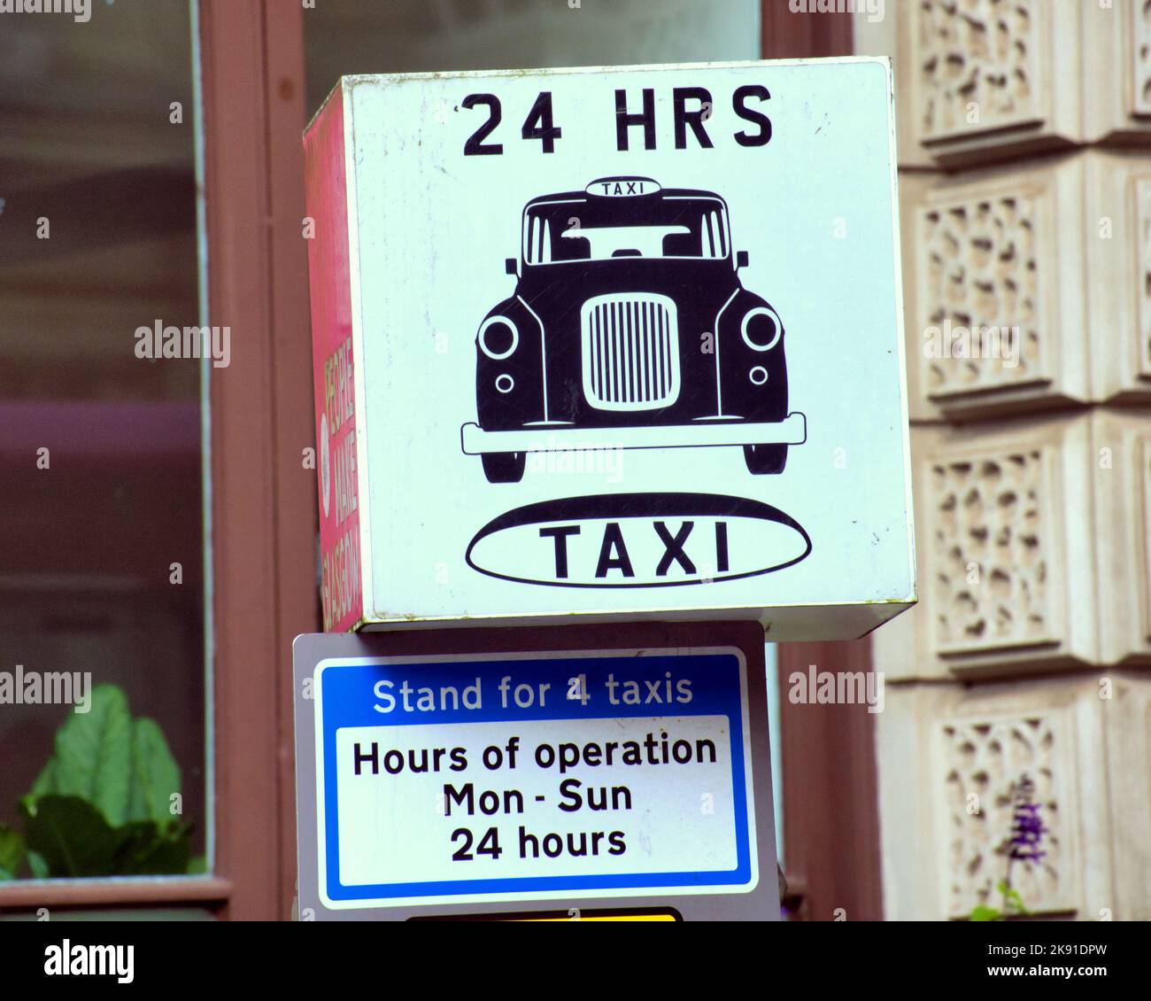 Taxistand Schild 24 Stunden Stockfoto