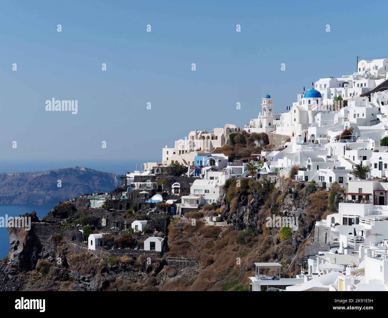 Die Stadt Imerovigli liegt auf einer Klippe mit einer traditionellen blauen Kuppelkirche auf der griechischen Kykladen-Insel Santorin in der Ägäis Stockfoto