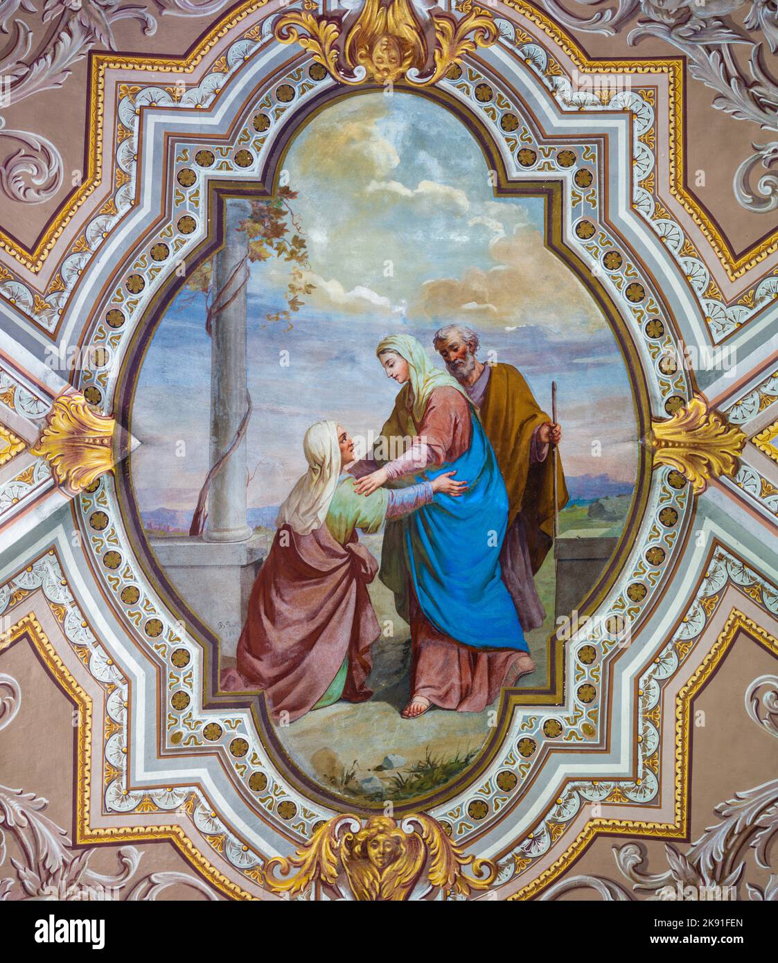 DOMODOSSOLA, ITALIEN - 19. JULI 2022: Das neobarocke Fresko der Heimsuchung an der Decke der Kirche Santuario Madonna della Neve von einem unbekannten Künstler. Stockfoto