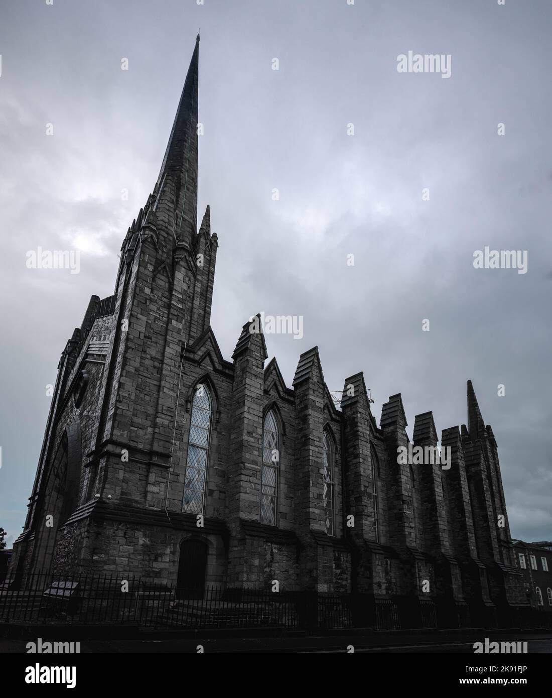 Dramatische Ansicht der St. Mary's Chapel of Ease, auch bekannt als die Schwarze Kirche, ist eine ehemalige Kapelle in Dublin, Irland. Stockfoto Dramatische Ansicht der St. Mary's Chapel of Ease, auch bekannt als die Schwarze Kirche, ist eine ehemalige Kapelle in Dublin, Irland. Stockfoto