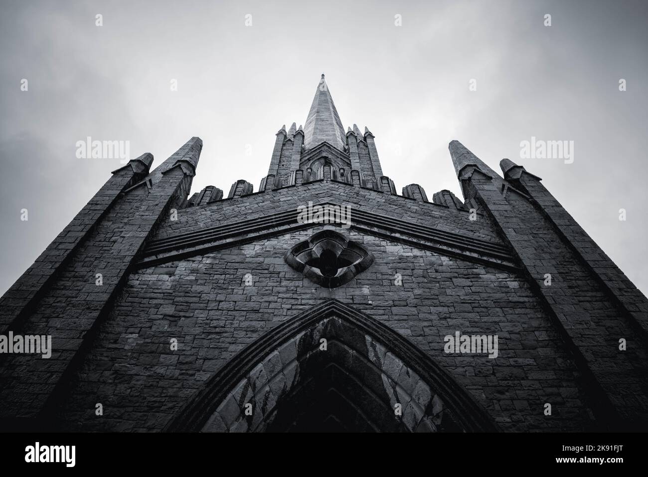 Dramatische Ansicht der St. Mary's Chapel of Ease, auch bekannt als die Schwarze Kirche, ist eine ehemalige Kapelle in Dublin, Irland. Stockfoto Dramatische Ansicht der St. Mary's Chapel of Ease, auch bekannt als die Schwarze Kirche, ist eine ehemalige Kapelle in Dublin, Irland. Stockfoto