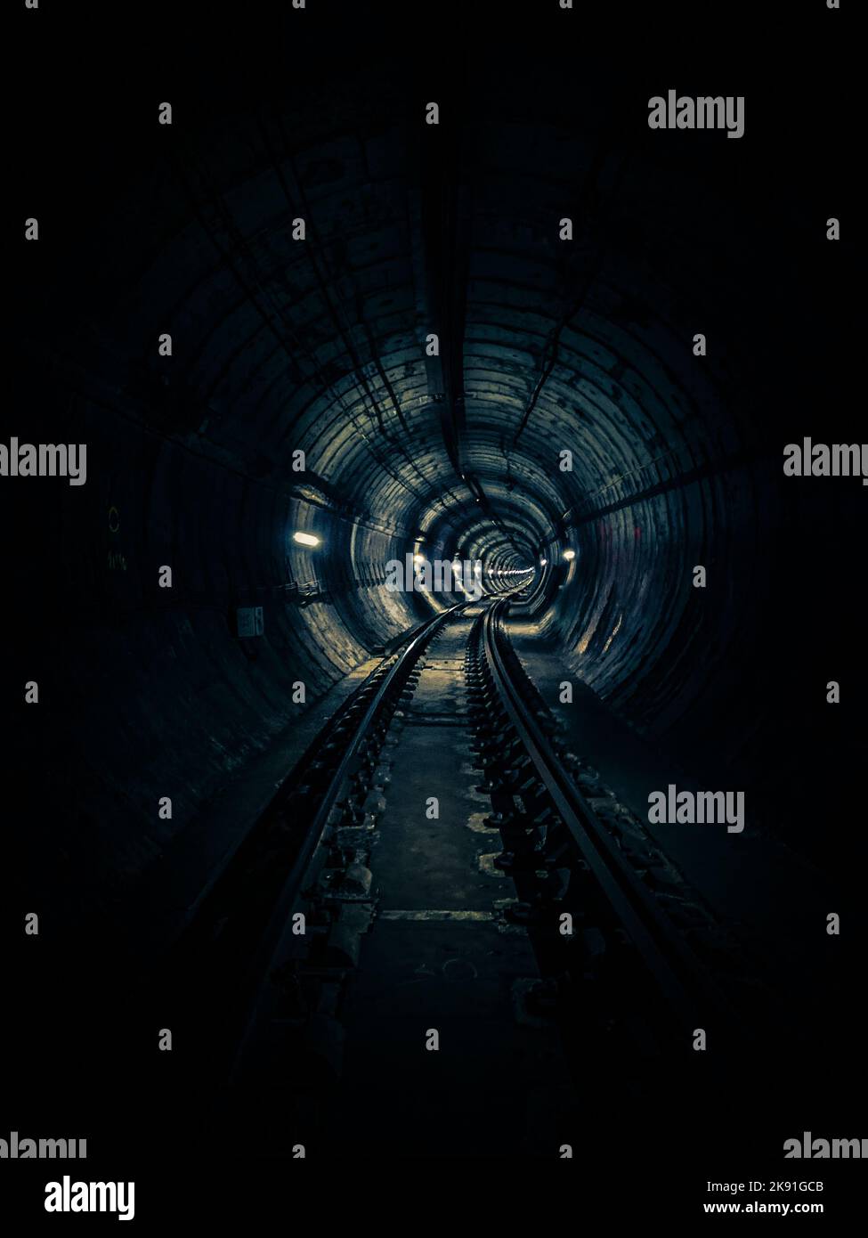 Der leere dunkle U-Bahn-Tunnel-Hintergrund, vertikal Stockfoto