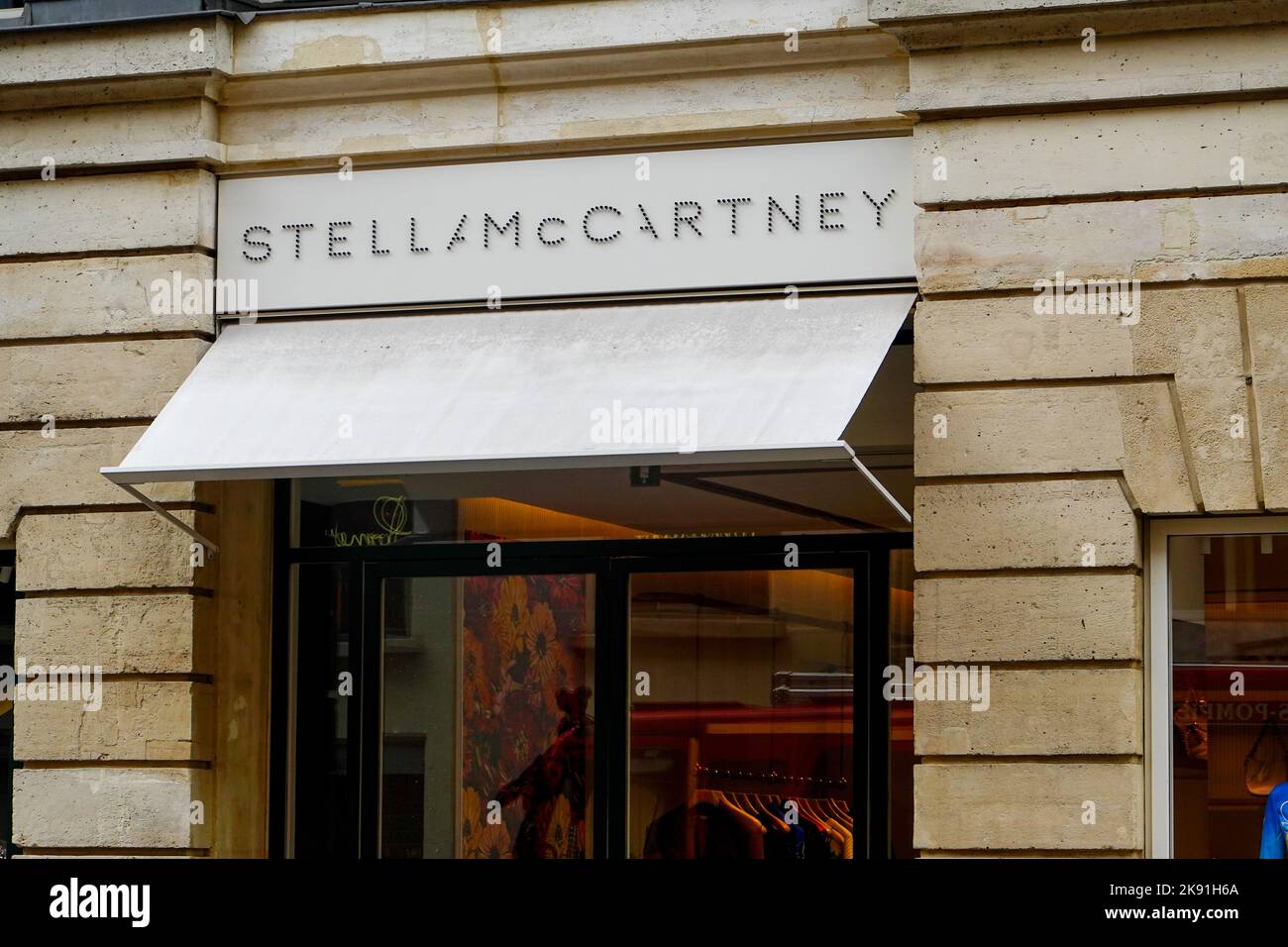 Stella McCartney Einzelhandelsgeschäft rue Saint-Honoré, Paris, Frankreich. Stockfoto