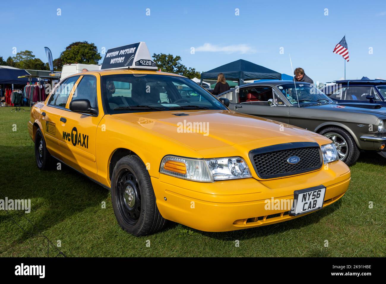 2007 Ford Crown Victoria - New York City Taxi ‘NY56 CAB’ auf der Race Day Airshow in Shuttleworth am 2.. Oktober 2022 ausgestellt Stockfoto