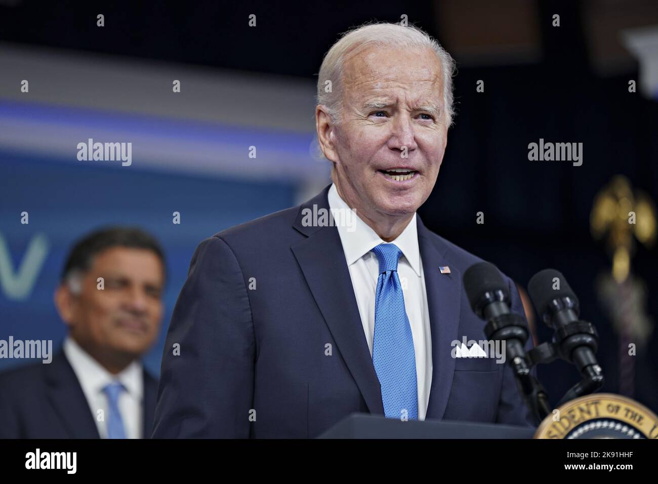 US-Präsident Joe Biden spricht vor der Verabreichung einer Auffrischungsdosis des Covid-19-Impfstoffs gegen die Subvarianten Omicron BA.4/BA.5 im Eisenhower Executive Office Building in Washington, DC, USA, am Dienstag, den 25. Oktober, 2022. Das Weiße Haus fordert Unternehmen auf, ihren Mitarbeitern zu helfen, aktuelle Coronavirus-Impfstoffe zu erhalten, indem es Kliniken vor Ort hostet, und wird ein neues Programm einleiten, das einigen Amerikanern die kostenlose Lieferung von Covid-19-Behandlungen nach Hause ermöglicht, bevor in diesem Herbst ein Anstieg des Virus erwartet wird. Fotograf: Al Drago/Pool/Sipa USA Stockfoto