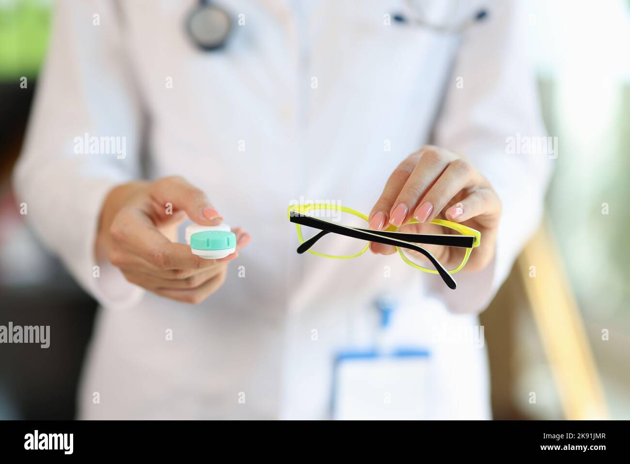 Ärztin mit Brille und Kontaktlinsenhülle Stockfoto
