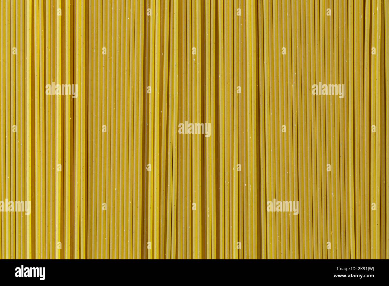 Spaghetti in einer Reihe auf dem Tisch Stockfoto