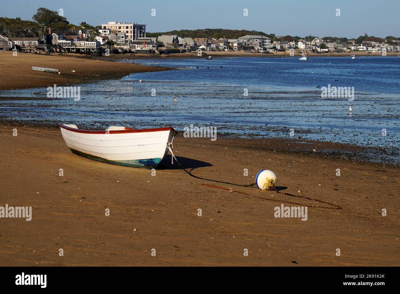 Ruderboot am Strand in Cape Cod Stockfoto