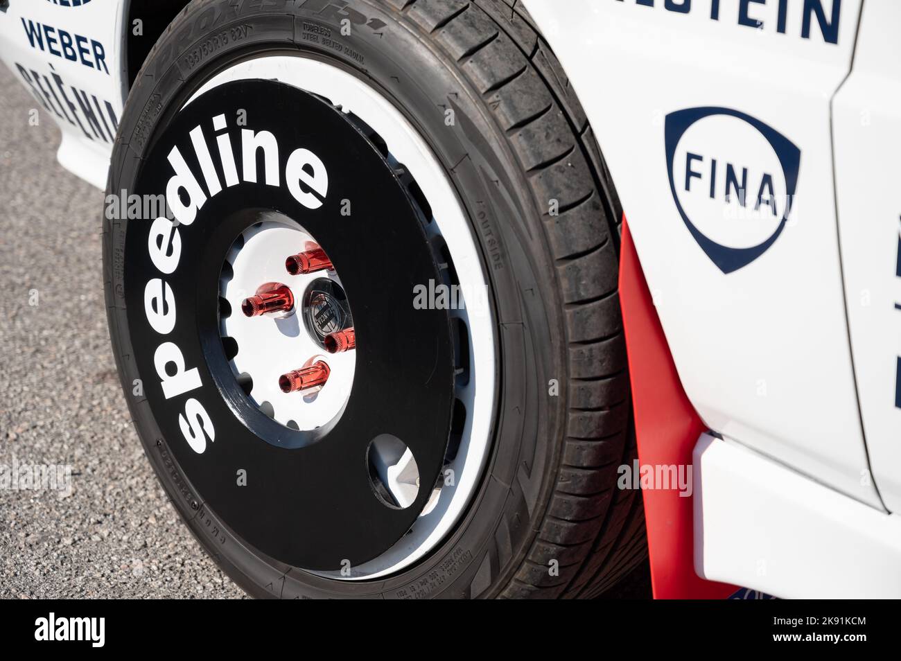 Eine Nahaufnahme eines Details des Rades mit dem Speedline Felgenschutz  eines Lancia Delta HF Stockfotografie - Alamy