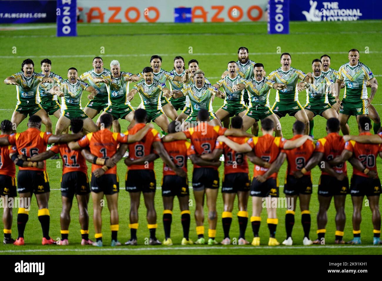Die Spieler von Cook Islands spielen die Maori Ura vor dem Rugby League-Weltcup-Spiel der Gruppe D im Halliwell Jones Stadium, Warrington. Bilddatum: Dienstag, 25. Oktober 2022. Stockfoto