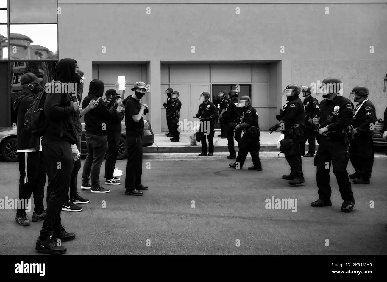 Der Polizist, der in der Nähe des Fairfax stand, und 3. Protestteilnehmer von George Floyd Stockfoto