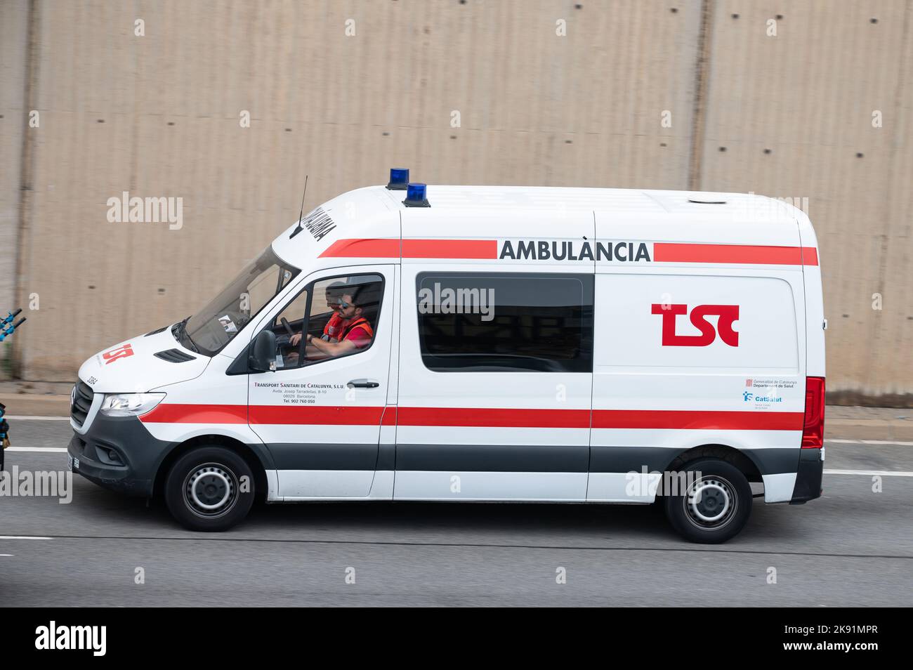 Ein weißer katalanischer Krankenwagen der Marke Mercedes Benz Sprinter entlang der Ronda Litoral in Barcelona Stockfoto