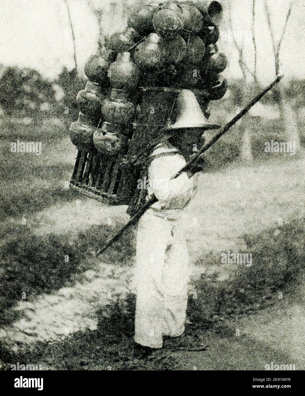 Dieses Foto aus dem Jahr 1914 zeigt einen Verkäufer in Mexiko, der seine ollas (Kochtöpfe) auf den Markt bringt Stockfoto