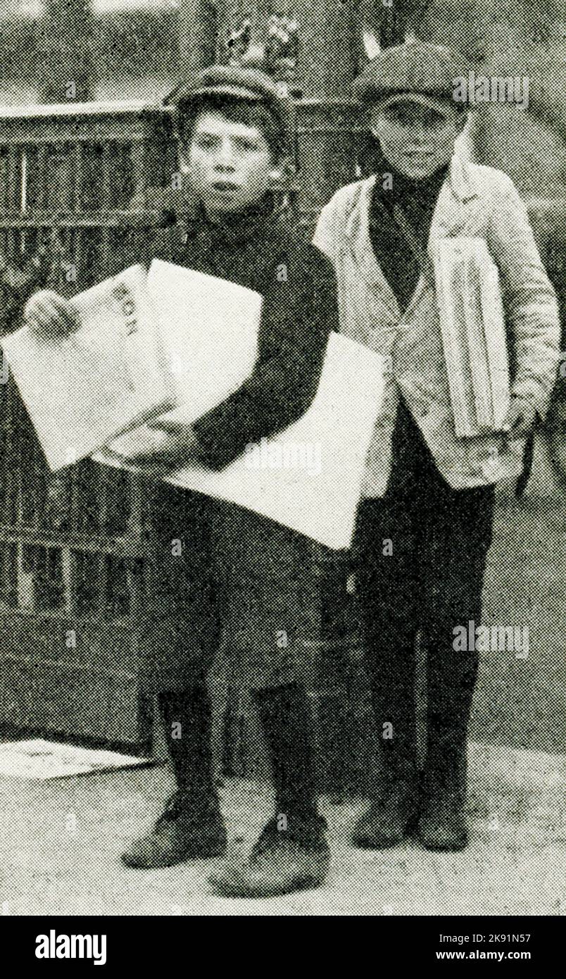 Dieses Foto aus dem Jahr 1914 zeigt Jungen in Buenos Aires, Argentinien, die die Tageszeitung auf der Straße verkaufen. Stockfoto