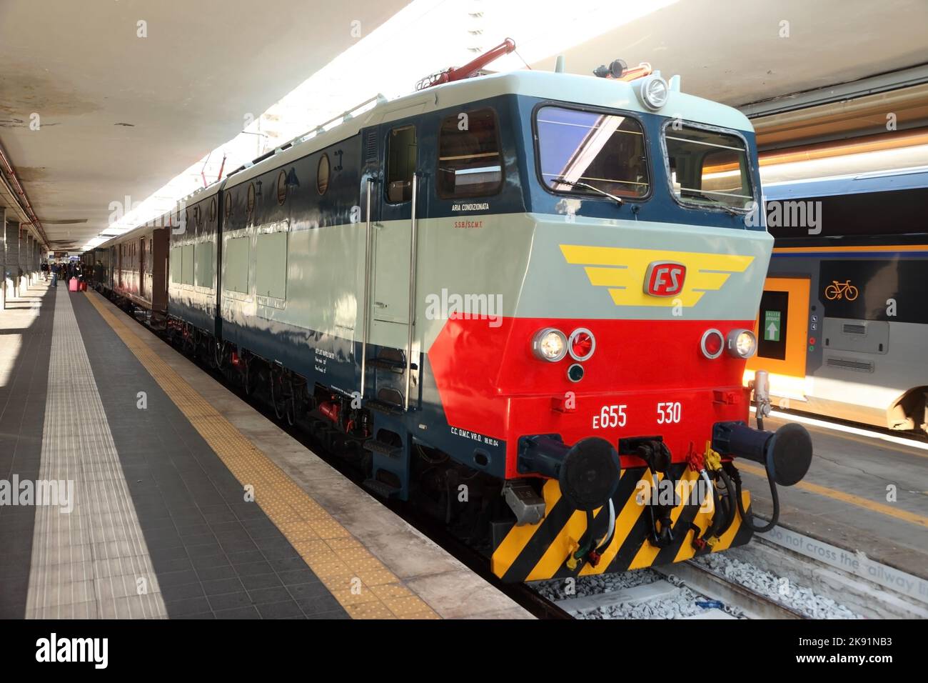 FS Italienische Eisenbahnen der Baureihe E655 elektrische Lokomotive am ...