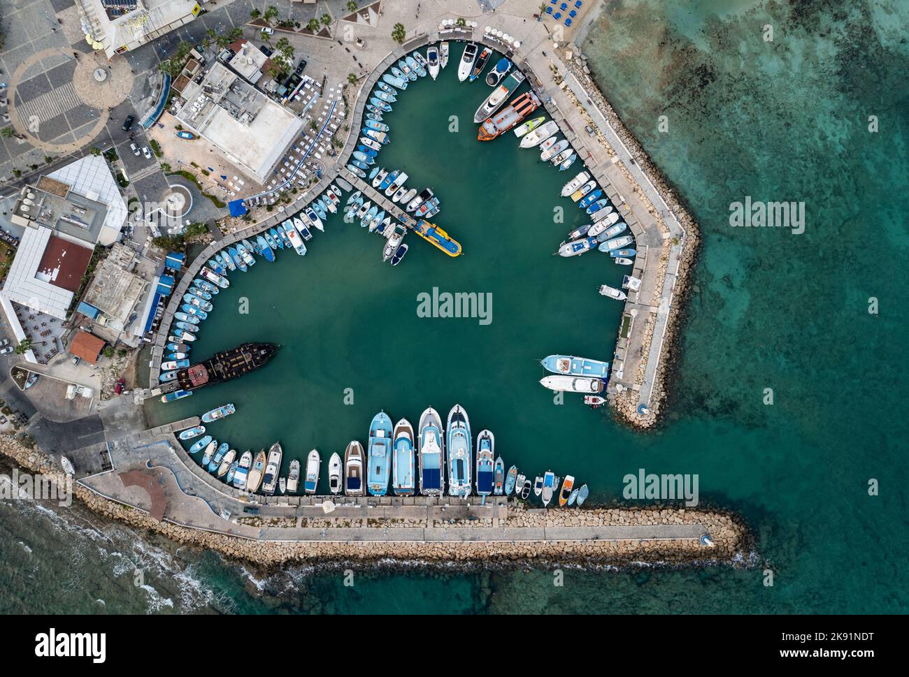 Luftaufnahme von Booten und Yachten, die in einer Marina festgemacht sind. Drohnenansicht von oben. Ayia Napa Zypern Stockfoto