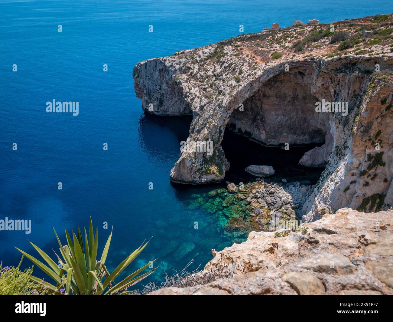 Der Sea Rocky Cave Komplex Blaue Grotte mit dem kristallklaren blauen Wasser im Hintergrund Malta Stockfoto