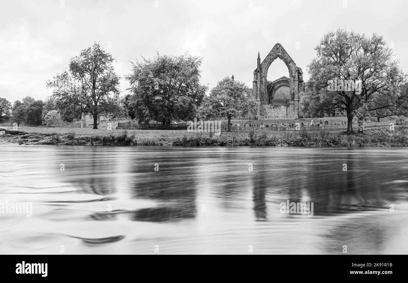 Eine lange Aufnahme des schnell fließenden Wassers auf dem Fluss Wharfe, das an der Bolton Abbey in Yorkshire vorbeifließt, im Oktober 2022. Stockfoto