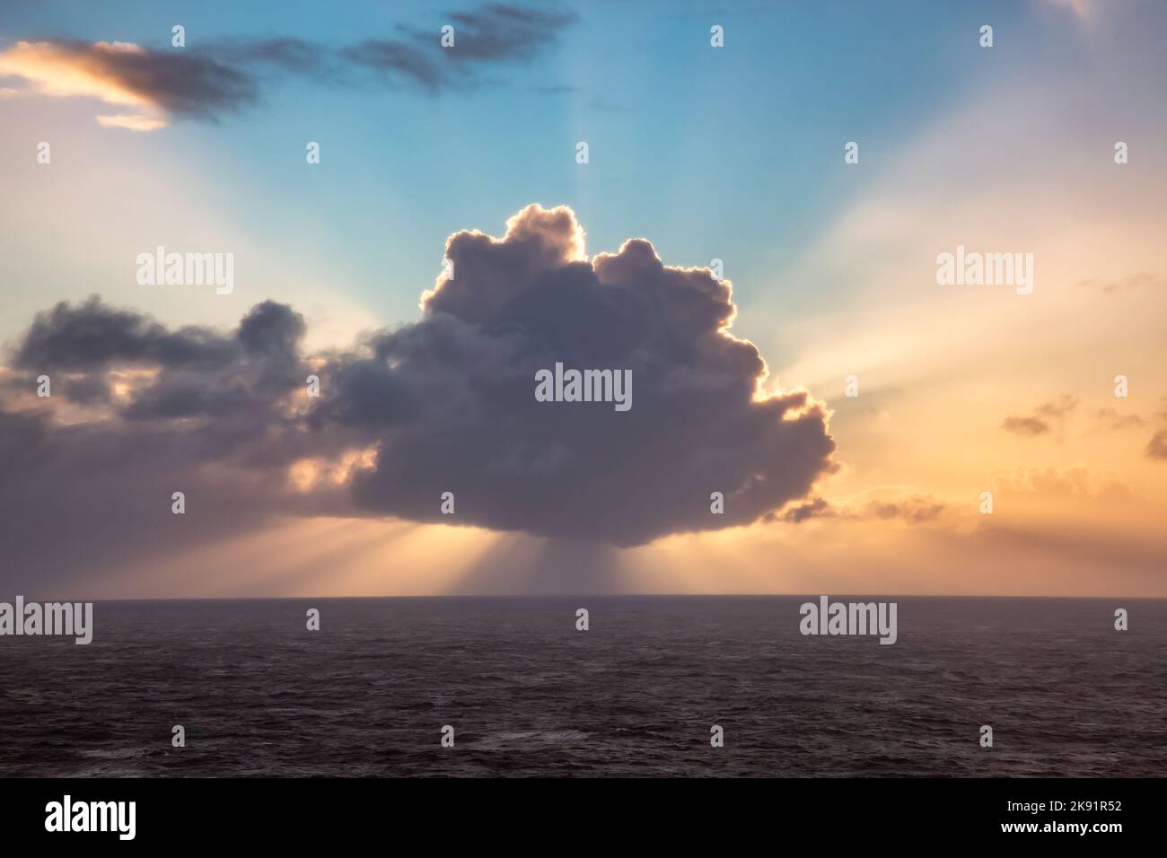 Dramatischer farbenfroher Sonnenaufgang über dem Nordatlantik. Wolkenlandschaft Natur Hintergrund Stockfoto