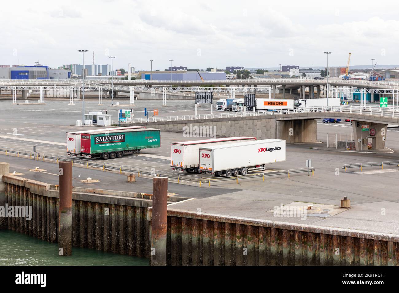 Ein paar geparkte Lastwagen am 7. 2022. September im Hafen von Dover, Kent Stockfoto