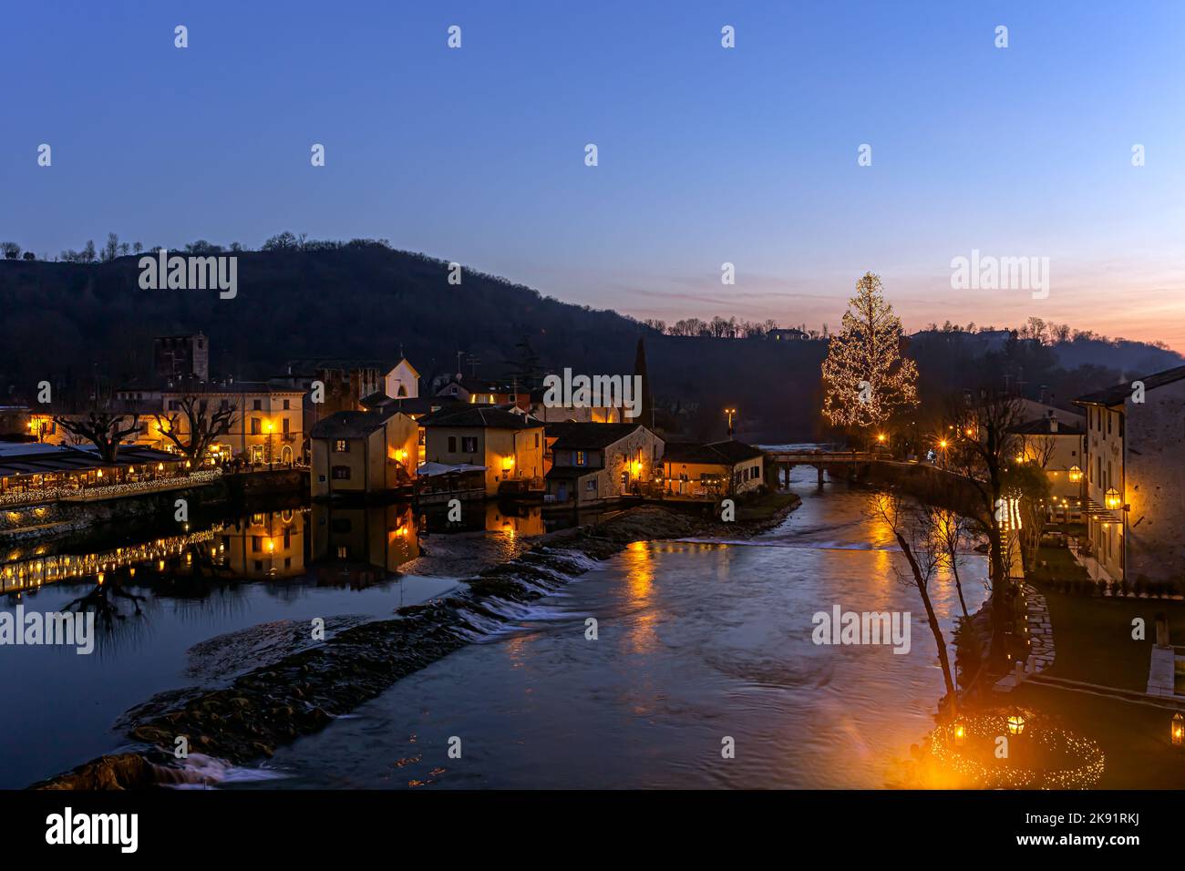 Borghetto verklagt Mincio bis Weihnachten. Der Fluss, den Sie von einer alten Burg in Borghetto in Valeggio sul Mincio aus sehen können Stockfoto