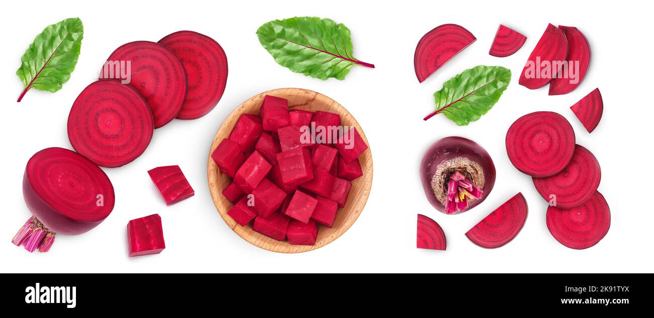 Rote Bete in Holzschale gewürfelt isoliert auf weißem Hintergrund mit voller Schärfentiefe. Draufsicht. Flach liegend Stockfoto