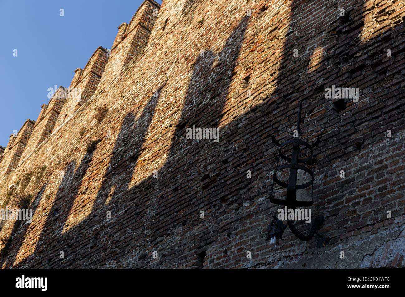 Die Ghibelline Merlons im Alten Schloss castelvecchio bei Verona, Italien Stockfoto