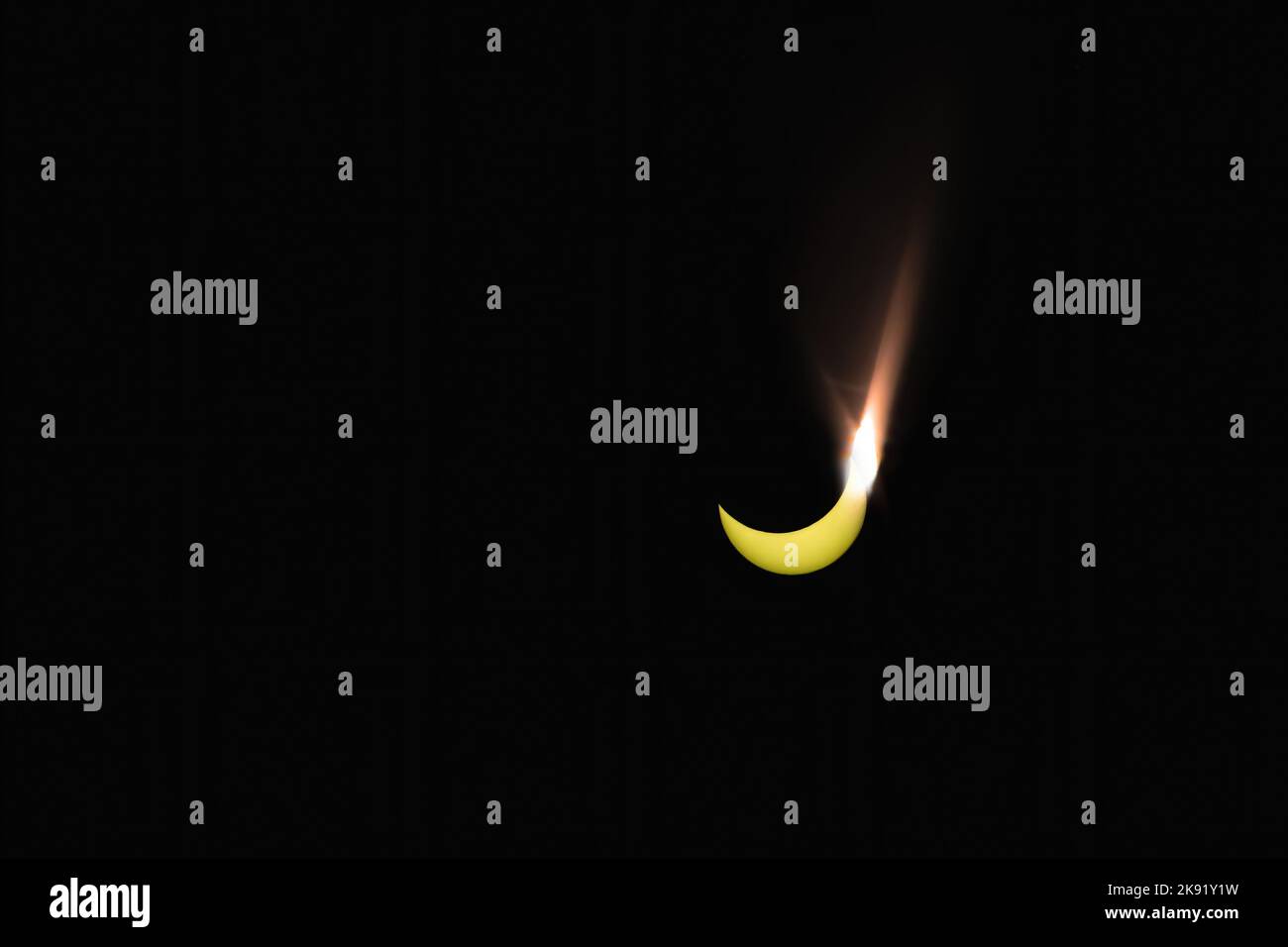 Partielle Sonnenfinsternis. Der Mond blockierte einen Teil der Sonne. Seltenes astronomisches Phänomen. Weltraumbeobachtung, wissenschaftliche Forschung. Speicherplatz kopieren. Stockfoto