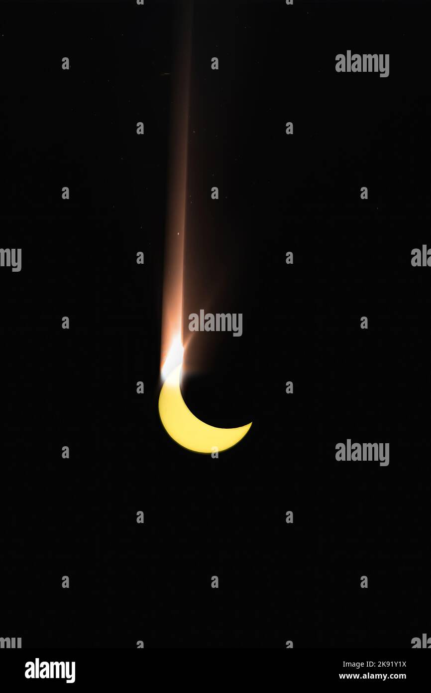 Partielle Sonnenfinsternis auf schwarzem Hintergrund. Mondschatten bedeckte einen Teil der Sonne. Seltenes astronomisches Phänomen. Weltraumbeobachtung, wissenschaftliche Forschung. Vert Stockfoto