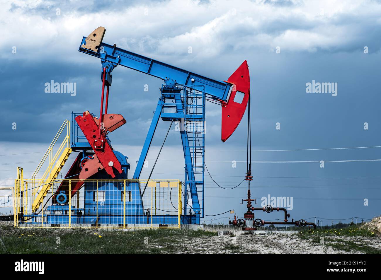 Förderung von Rohöl im Ölfeld. Ölbohranlage pumpt Öl. Erdölindustrie, Öl und Wirtschaftskrise. Fossile Ressourcen, ökologische Themen. Stockfoto