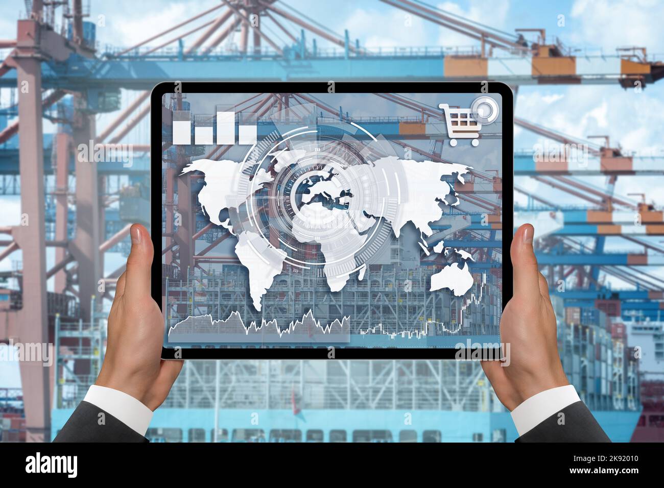 Hände mit einem digitalen Tablet auf dem Hintergrund eines Schiffes, das im Hafen mit Containern beladen ist. Internationales Handels- und Logistikkonzept Stockfoto