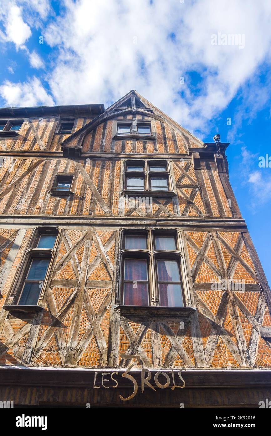 Fachwerk- und Backsteinfassade aus dem 15.. Jahrhundert des Restaurants „Les 3 Rois“ (drei Könige) in der Altstadt von Tours, Indre-et-Loire (37), Frankreich. Stockfoto