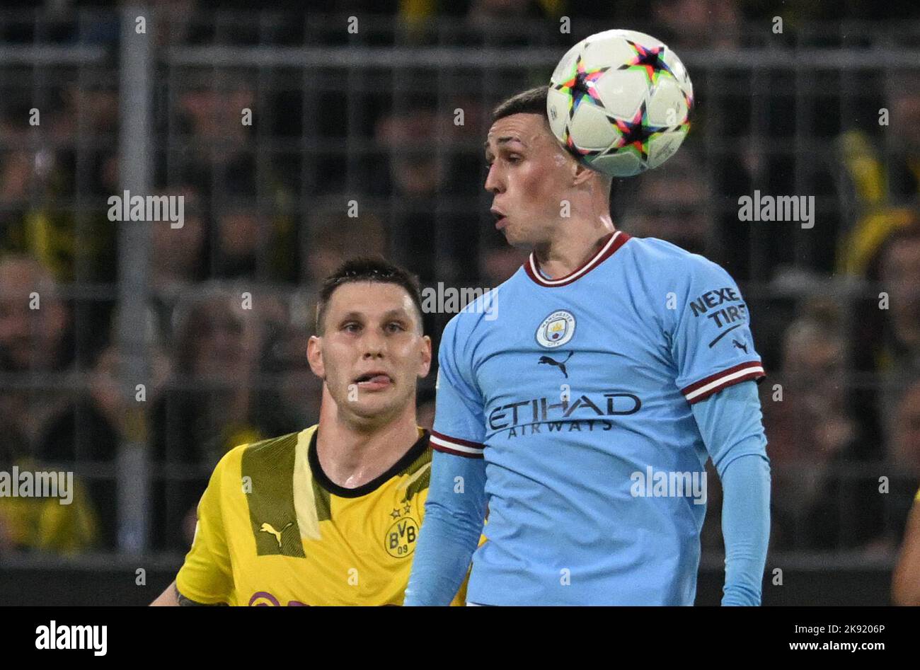 Dortmund, Deutschland. 25. Oktober 2022. Fußball: Champions League, Borussia Dortmund - Manchester City, Gruppenphase, Gruppe G, Matchday 5, Signal Iduna Park: Der Dortmunder Niklas Süle (l) spielt gegen den Manchester-Gegner Phil Foden. Quelle: Bernd Thissen/dpa/Alamy Live News Stockfoto