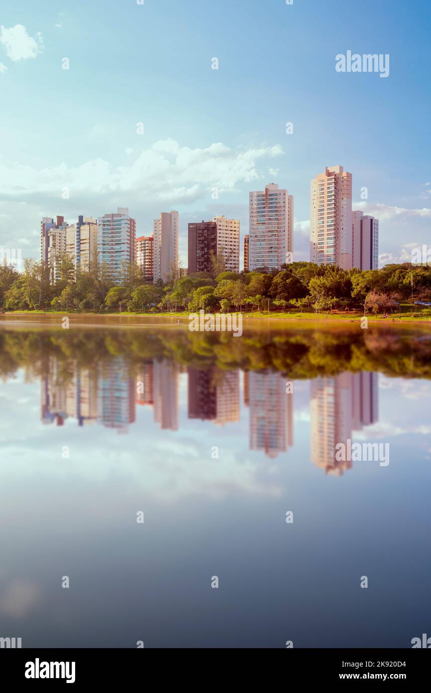Blick auf den Igapó-See in der Stadt Londrina, Brasilien. Nachmittagssonne. Gebäude im Hintergrund. Stockfoto
