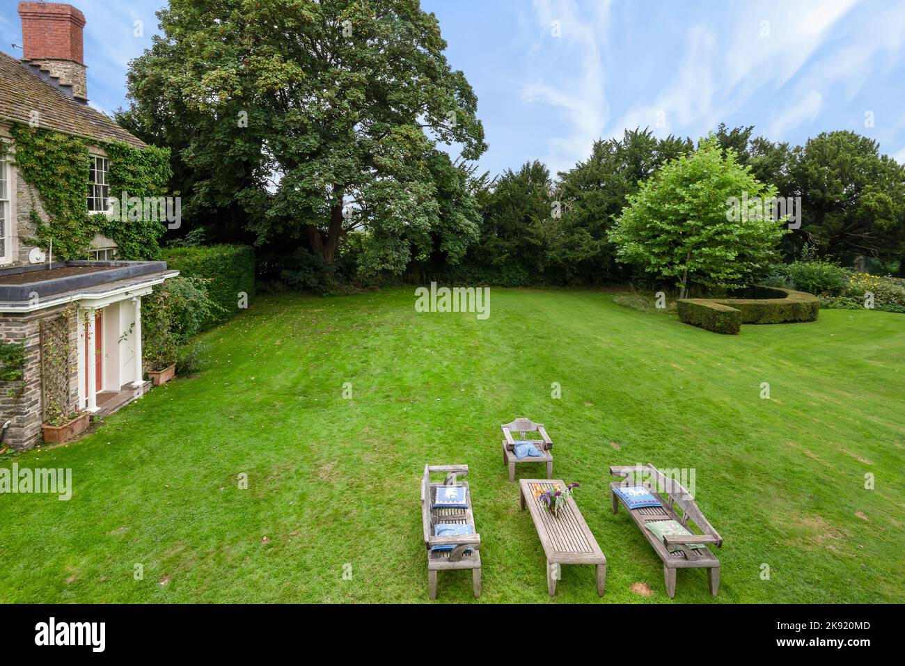 Ein englischer Landgarten im Frühsommer Stockfoto