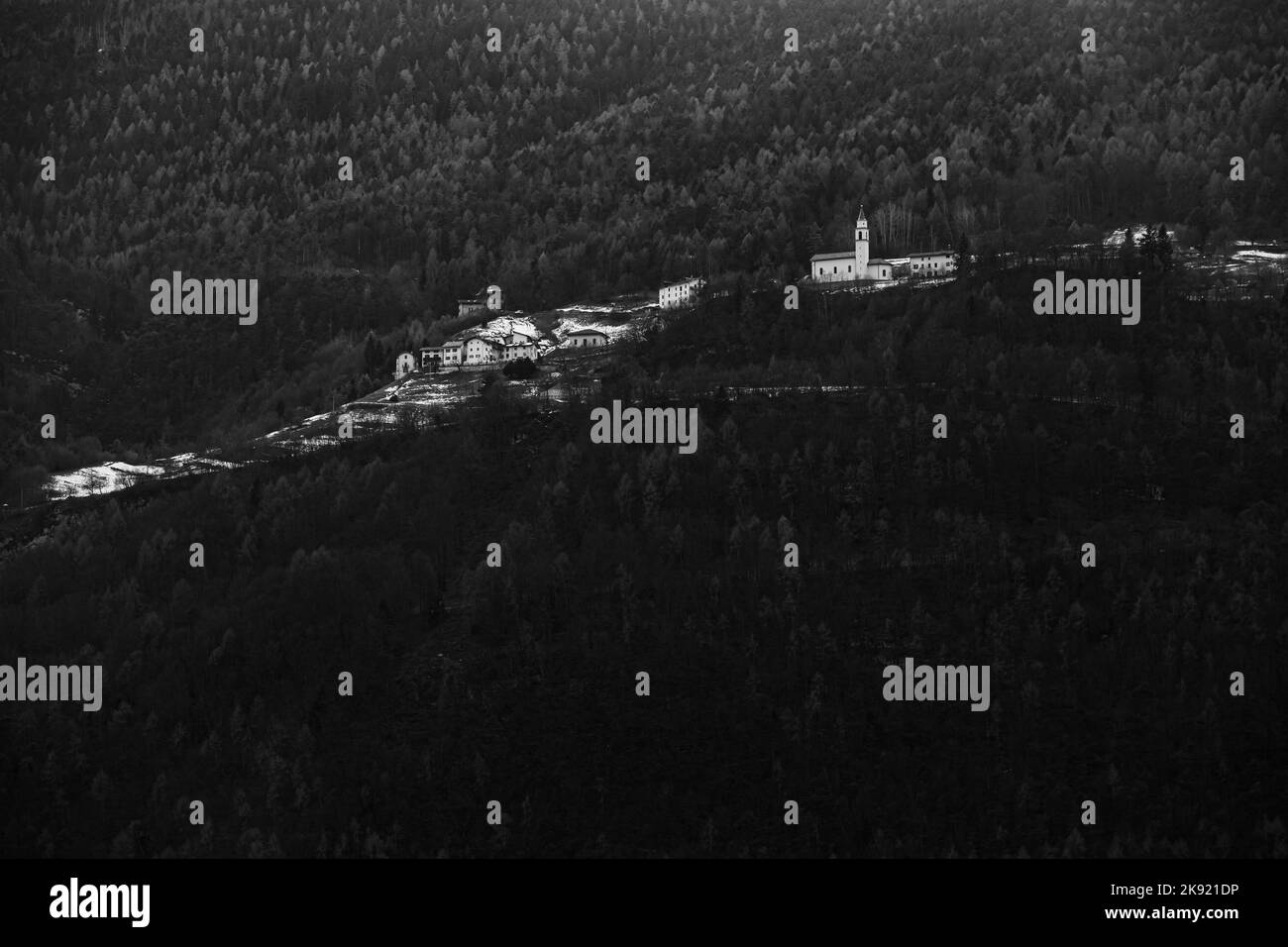 Isoliertes Dorf in den Bergen in trentino Alto adige, Guardia Paese Dipinto Stockfoto