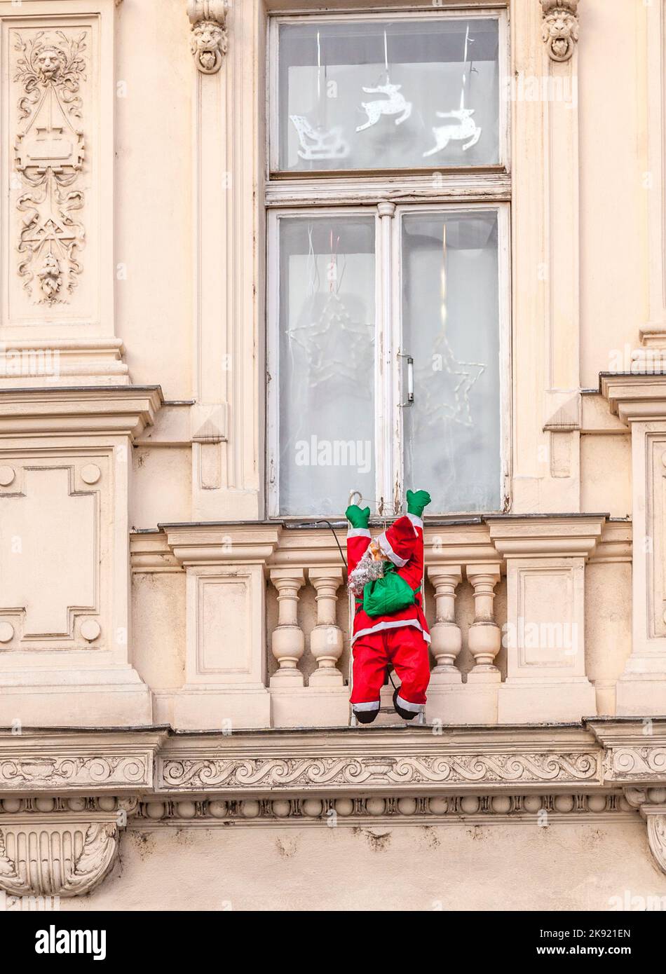 Wien, Österreich - 27. November 2010: Der weihnachtsmann klettert eine historische Fassade hinauf Stockfoto