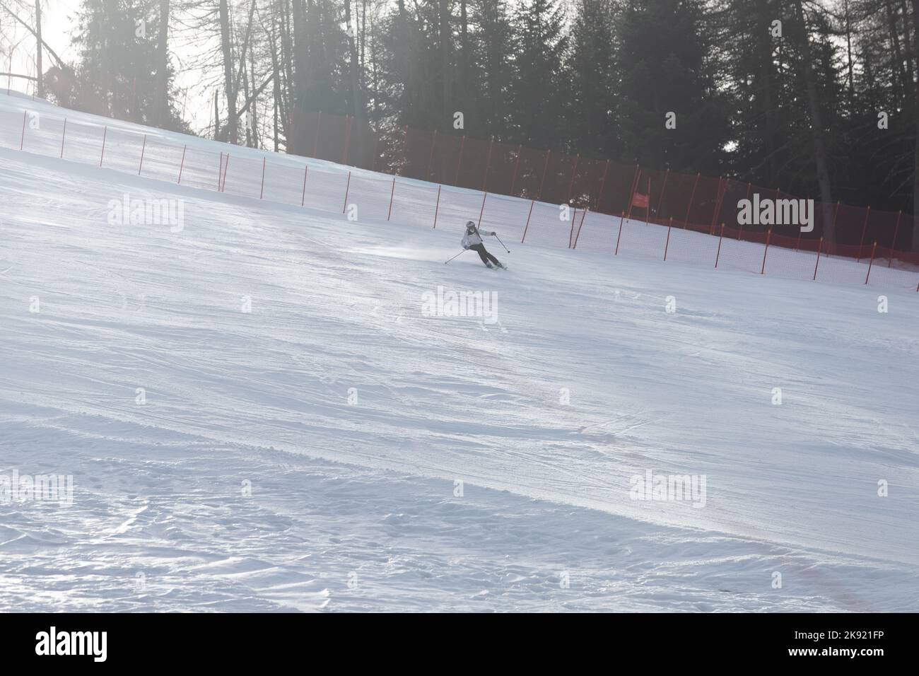 Skifahrer auf einer Piste Fotografie gegen Licht Stockfoto