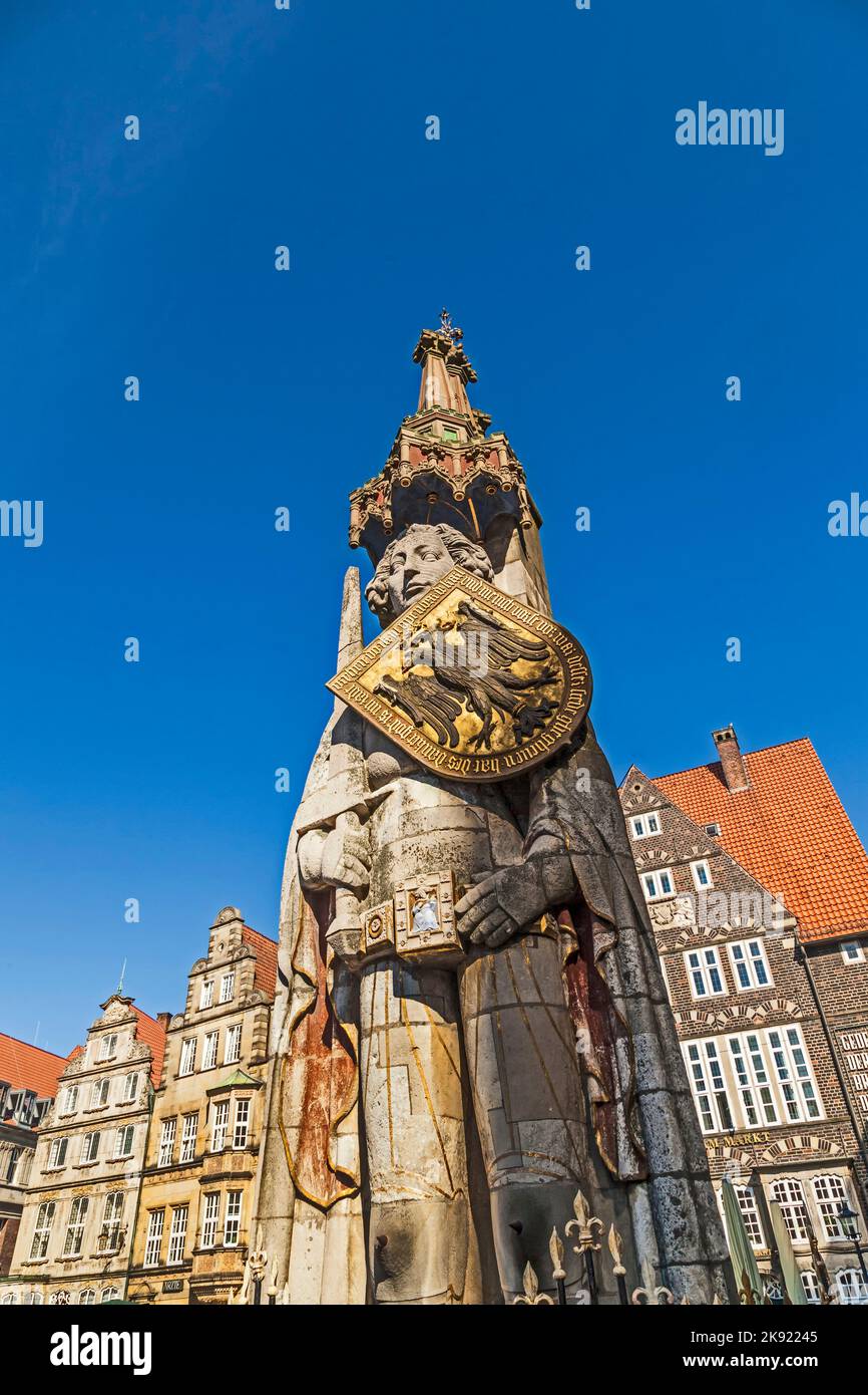 Bremen, Deutschland - 12. Mai 2016: Mittelalterliche Statue des Ritters Roland vor dem Rathaus in Bremen. Der Bremer Roland ist eine Statue von Roland, errichtet Stockfoto