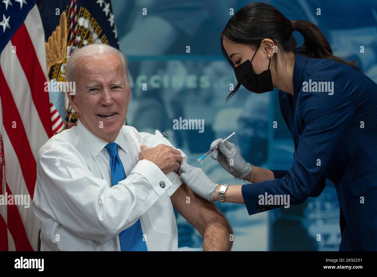 Washington, DC, USA, 25. Oktober 2022. Der US-Präsident Joe Biden erhält am Dienstag, den 25. Oktober 2022, eine kovide Virusimpfung im Weißen Haus in Washington, DC. Quelle: Chris Kleponis/CNP/MediaPunch Stockfoto