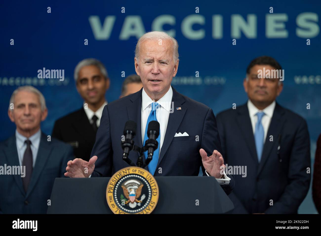 Der US-Präsident Joe Biden hält eine Stellungnahme zu den Impfungen durch das Virus ab, bevor er am Dienstag, dem 25. Oktober 2022, im Weißen Haus in Washington, DC einen Schuss erhalten hat. Kredit: Chris Kleponis/CNP Stockfoto