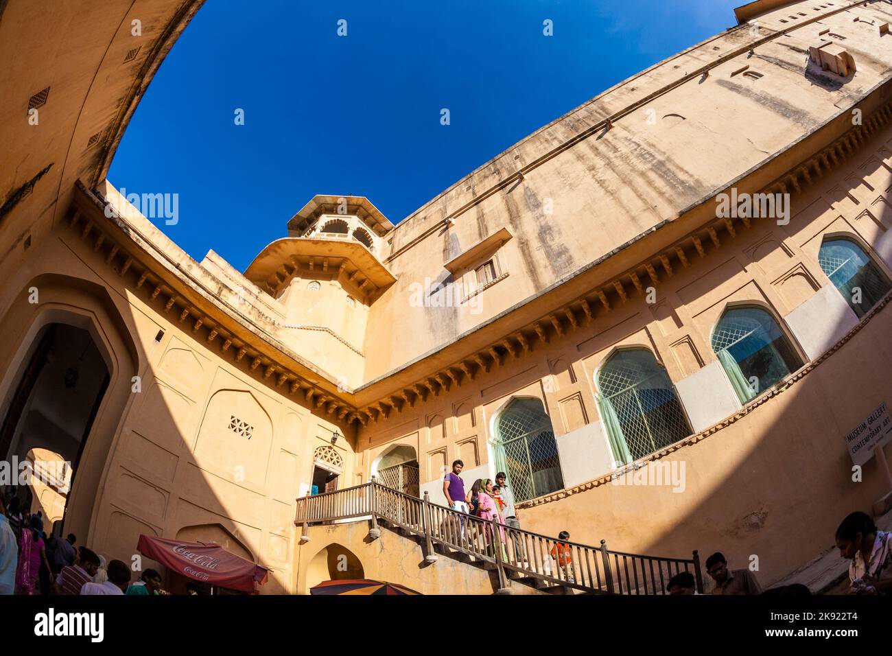 AMER, INDIEN - NOV 12 2011: Die Menschen besuchen Amber Fort in Amber, Indien. Erbaut von Raja man Singh I im Jahr 1592, wurde die Festung in rotem Sandstein und Stockfoto